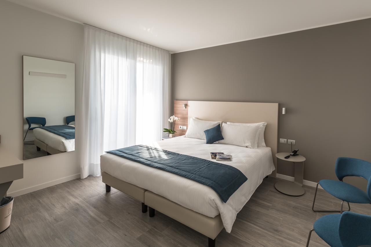 Hesperia Hotel & Residence ลิโดดิเยโซโล ภายนอก รูปภาพ
